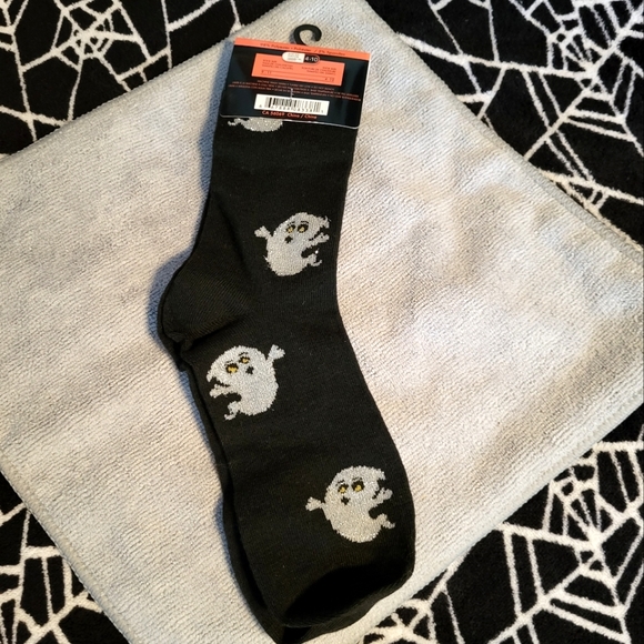 ⚡3/$10⚡  *NEW* HALLOWEEN Black Crew Socks with Silver Ghosts Sizes 4-10 - Picture 2 of 2